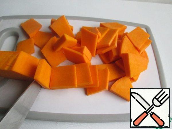 Peel and slice the pumpkin. Pieces of any shape, with a thickness of 3-5 mm .