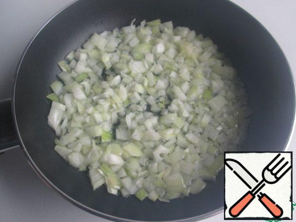 Put the pan on the fire, add 2 tbsp. l. vegetable oil and then chopped onion.