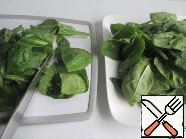 At this time, wash the spinach, dry it and, if necessary, cut it.
Finely chop the onion and garlic.
Nuts are slightly crushed, just roll with a rolling pin.