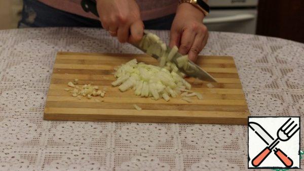 Peel the onion. Cut into small cubes.
Finely chop the garlic.