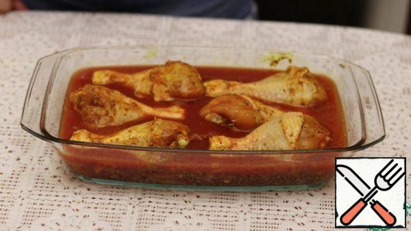 Then pickled chicken drumsticks. Pour tomato paste with diluted water.
We send it to the oven, preheated to 180 degrees for 40 minutes.