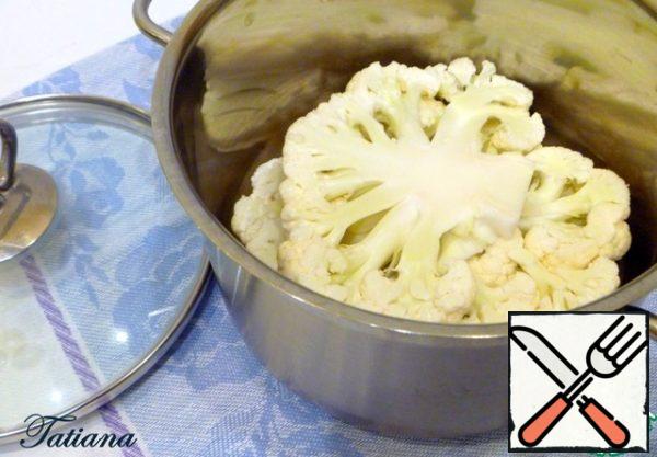 In a small saucepan, boil water, add salt and citric acid (per 1 liter of water=1 tsp salt and 1/5 tsp lim. acids). In boiling salted water, put the cabbage, cover the pan with a lid, set aside.