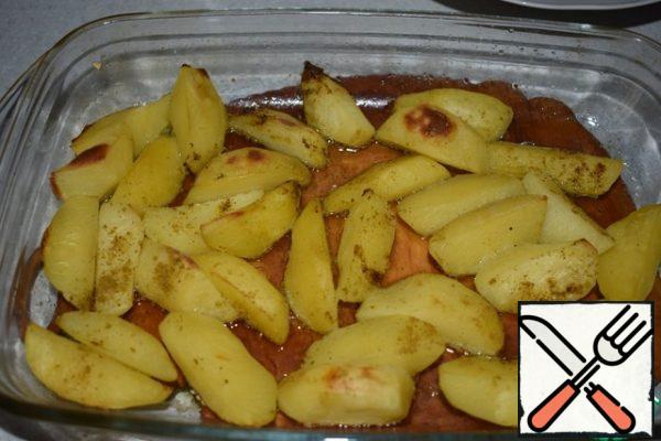Boil the salted water. Peel the potatoes, cut them into slices, and put them in boiling water. From the moment of boiling, cook for 5 minutes. Toss in a colander. Put in a heat-resistant form, sprinkle with curry and put in the oven preheated at 180 g for 35-45 minutes until the potatoes are ready. In the last 5 minutes, turn on the grill.