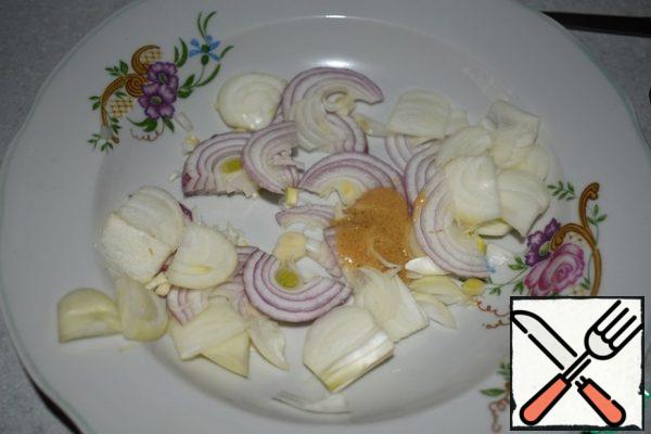 Cut the onion into half rings, add a little salt, add 2 teaspoons of dressing, shake lightly and leave to marinate.