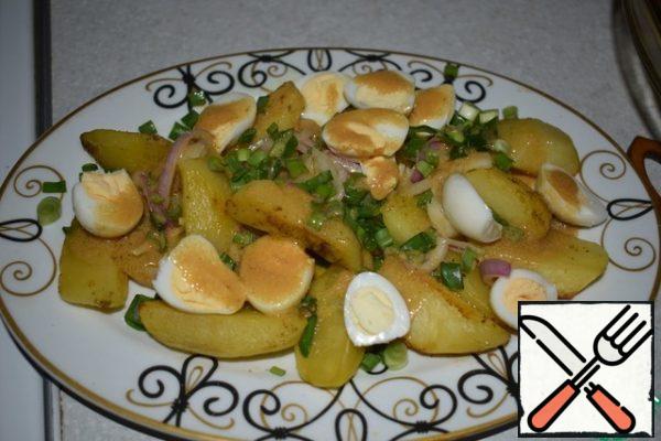 We begin to collect the salad. Try the salt on the potatoes. I lightly prisalivala each layer. Spread on a plate 1/3 of the potatoes, on top of 1/3 of the onions, 1/3 of the egg halves and green onions. Pour all 1/3 part of the dressing. We continue further.