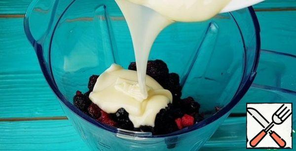 Frozen berries take any without defrosting put in a blender and pour condensed milk and punch until smooth. As you tried it, try it if it is sour, then add more condensed milk to taste. It all depends on what kind of berries you take )