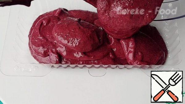 Dessert is ready! You can serve it on the table! But I like a large frozen one for this I pour it into a container and send it to the freezer until it is completely solidified.