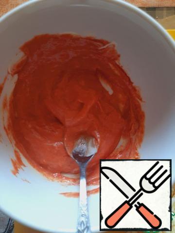 Mix mayonnaise, tomato paste and grated garlic.