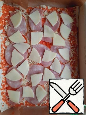 Put a piece of mozzarella on each piece of ham.