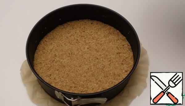 Take a baking dish 24cm form a cake of cookies