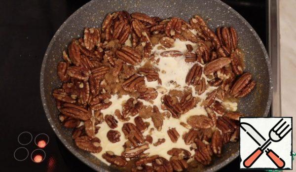 Pour out the pecans, add cream, salt, and bring to a caramel state
The caramel should cool slightly.