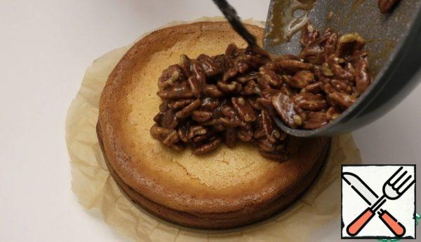 Spread the nuts on top of the cheesecake, distribute evenly, prepare coffee)
Enjoy your meal.