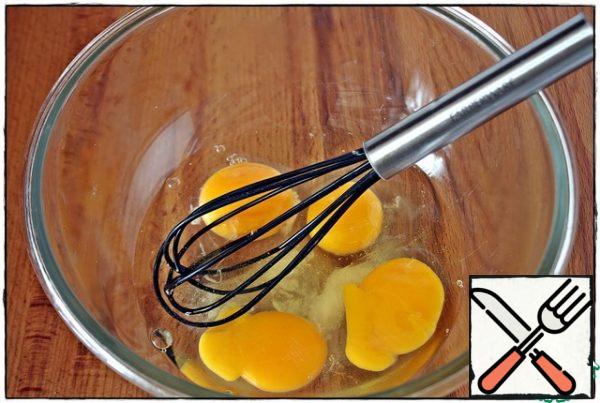 First of all, break the eggs into a bowl, add salt, sugar and shake with a whisk.