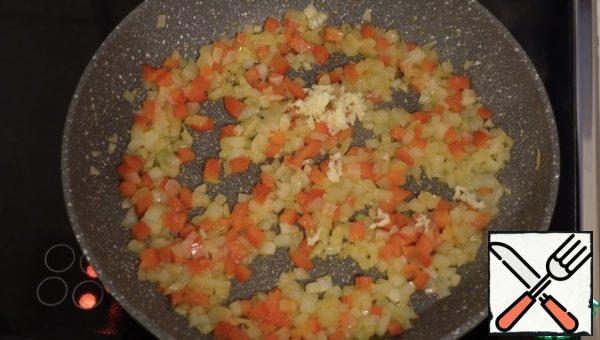 Fry the onion, carrot, garlic
