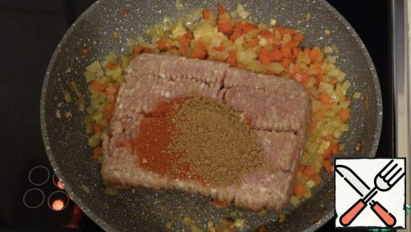 Add the minced chicken, salt, cumin, chili pepper, oregano, fry the minced meat until tender