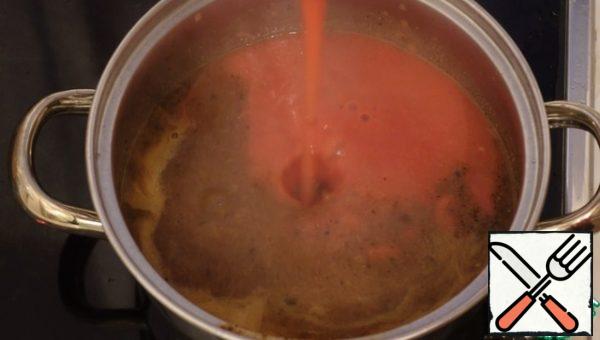 Pour the chicken broth and tomatoes in their own juice, boil for 5 minutes, the sauce should be slightly thick