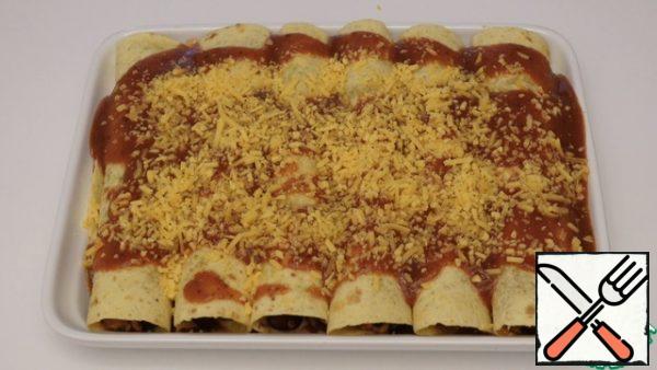 Pour the sauce on top of the tubes sprinkle with cheese
We send it to bake for 15-20 minutes at 170 °