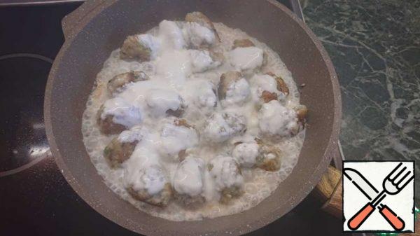 Fill the meatballs with sour cream.
