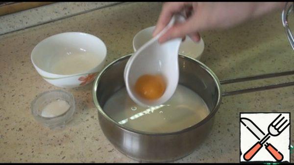 First, prepare the custard. To do this, mix all the ingredients in a saucepan with a whisk.