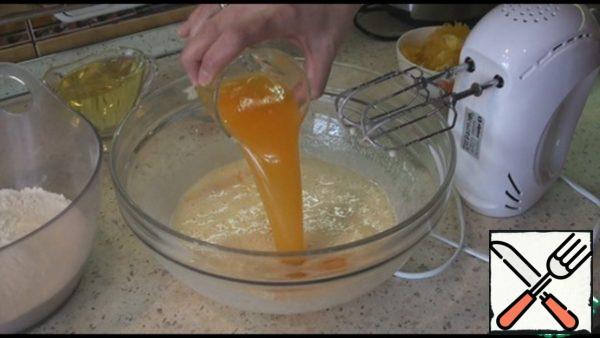 Then pour in the juice, vegetable oil, stir.