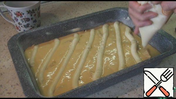 I put the cooled cream in a pastry bag and used it to spread the cream over the dough. You can simply spread the cream on the dough with a spoon.