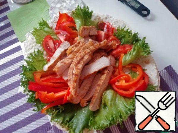 The last step.. Remove the pork from the heat.. Holding the steak with a fork, we cut our fried meat into wide strips.. We put it in the center of the plate.. Add sweet and sour sauce with chili pepper to the meat.

time: 1 minute