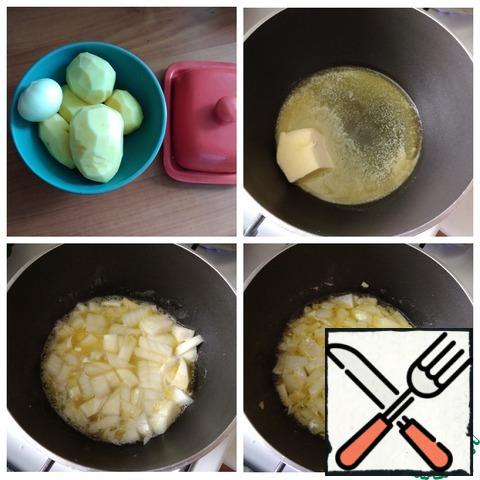 We prepare everything you need for mashed potatoes. Potatoes need to be cleaned, washed and dried with a paper towel. In a deep saucepan or frying pan, melt the butter. Spread the onion, cut randomly. Simmer the onion until soft in oil. Do not fry, especially until dark, it will not be delicious!