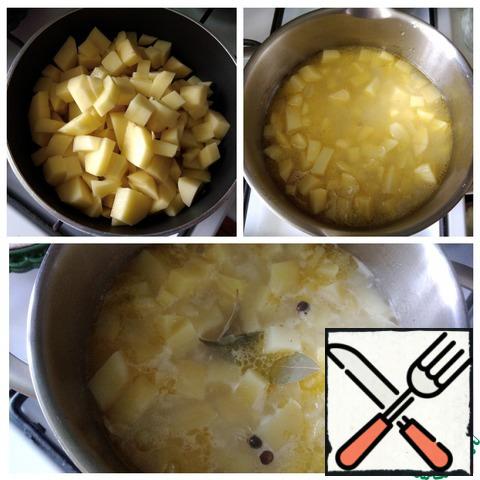 We spread the potatoes cut into small cubes to the onion. Let the potatoes soak in onion oil. Don't fry the potatoes! Boil the water (in a kettle). Transfer the potatoes to a saucepan and pour boiling water level with the contents. We do not need a lot of liquid, so that it is not drained later, it is also with butter. Cook the potatoes until tender, and this is about 20-25 minutes. About 10 minutes before the end of cooking, salt the potatoes and put allspice and bay leaf in a saucepan.