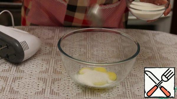 Add 3 tablespoons of sugar to the yolks.