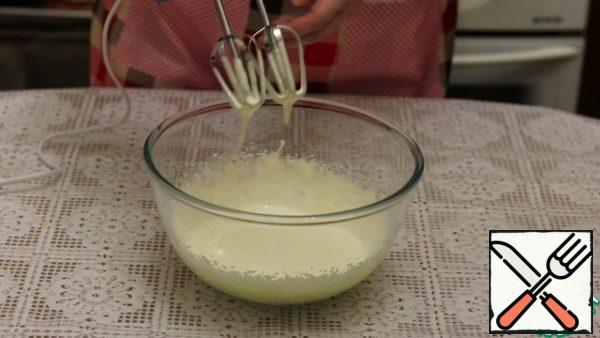 All carefully beat with a mixer, so that the mixture would increase in two and turn white.