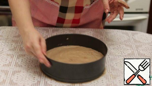 The resulting mixture is poured into a mold 24 cm. the bottom of which is covered with parchment paper. We send it to the oven, preheated to 180 degrees for 45 minutes.