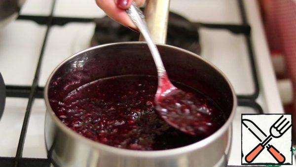 We put a ladle with berries on the fire. Add sugar. While the berry is warming up, we remember it with a pusher. Bring to a boil. Reduce the heat and cook for 10 minutes.