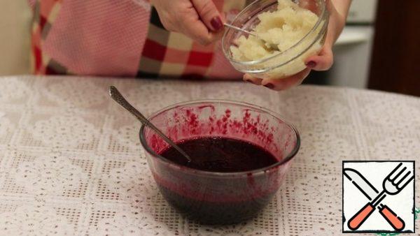 The berry mass is passed through a sieve to separate it from the seeds. Add lemon juice and swollen gelatin. Leave to cool to room temperature.