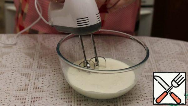 Whisk the cream to steady peaks. (the cream should be necessarily cold, then they are better whipped).