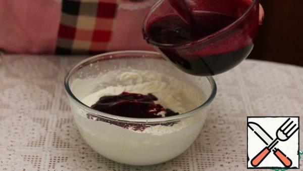 In small parts, add the berry mass to the cream and mix thoroughly, so that the cream does not settle.