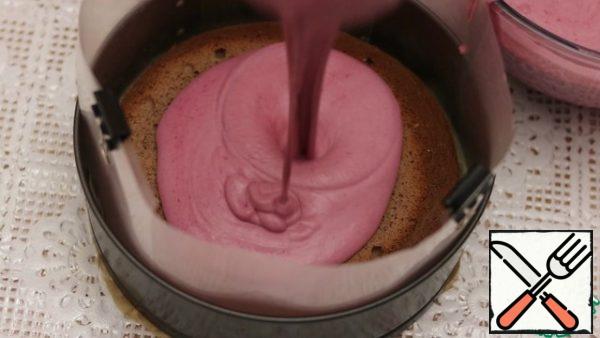 Pour half of the creamy blackberry mousse into the mold. We shake a little, so that the bubbles come out and send them to the freezer for 20 minutes.