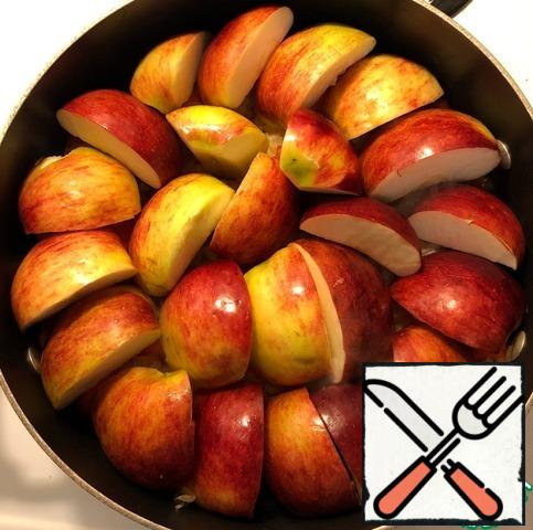 On top of the carrots, spread the apple slices in 1 layer, so that they are evenly cooked. Close the lid and cook for 30 minutes.