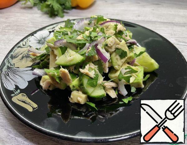 * Drain the soda from the tin, remove the tuna meat and chop a little.
* Cut cucumbers into half rings, avocado into cubes and onion into half rings.
