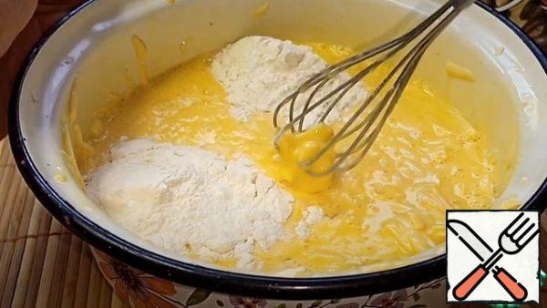Then we rub the cheese there, and add the flour, mix. We put it aside.