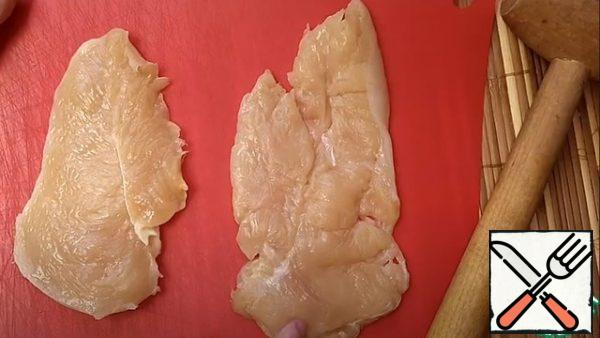 Chicken fillet should be spread out into 2 halves, beat off slightly.