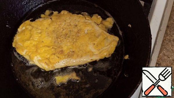 Chicken fillet is released into the batter, then into a preheated frying pan.
Fry on 2 sides for 2-3 minutes, until brown.