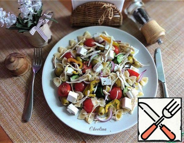 Cut the feta into a small cube and lay it on top. Cooked pasta and chicken breast, disassembled into fibers, spread immediately before serving. We also lay out beautifully on a plate. Pour the dressing and serve immediately. Do not mix. Salt to taste in your plate. I didn't salt it. Pepper to taste and taste.