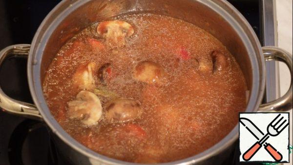 Add the chili pepper, cherry tomatoes, squeeze out the juice from half of the lime, pour in the chicken broth and bring to a boil.