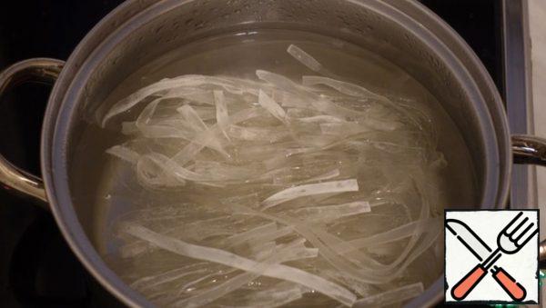 In boiling water, cook the noodles for 6 minutes.