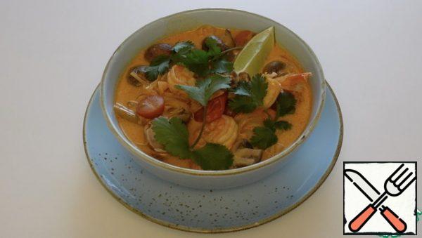 At the bottom of the plate, spread the noodles, pour the soup, decorate with a slice of lime, coriander
Enjoy your meal.