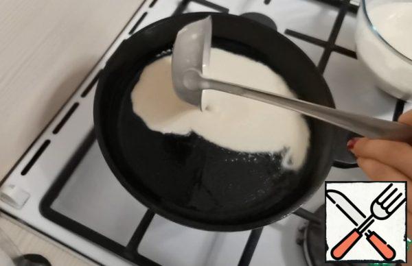 Heat the pan well. Pour vegetable oil.
Fry the pancakes on both sides until a beautiful golden color.