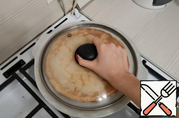 Ready-made pancakes are covered with a lid, so that they do not have time to dry out.