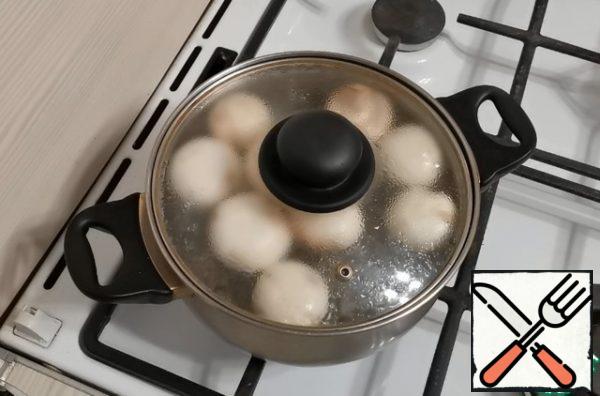 Prepare the filling for the pancakes.
Put a pot of water on the fire. Add salt.
After boiling, we throw the washed mushrooms.
Cook over low heat at a low boil for about 10 minutes.