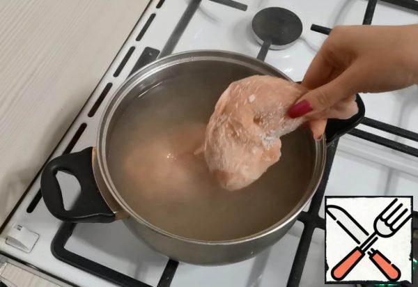 Ready-made mushrooms are pulled out with a slotted spoon on a plate.
In the same water, we put the hams.
After boiling, cook until tender for about 1 hour on low heat.