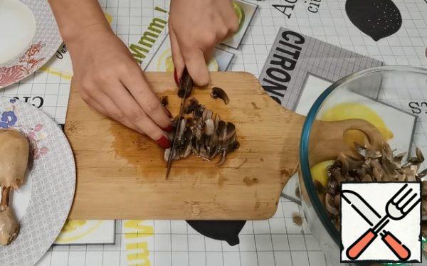 Cut the cooked mushrooms into small pieces.